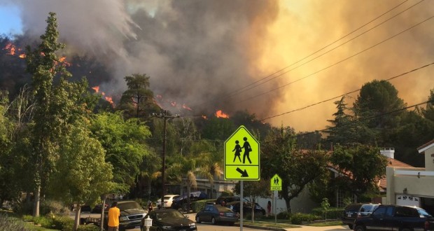 Enorme incendio provoca evacuación masiva en LA