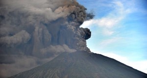 Las imágenes más impactantes de la erupción del volcán Agung en Indonesia