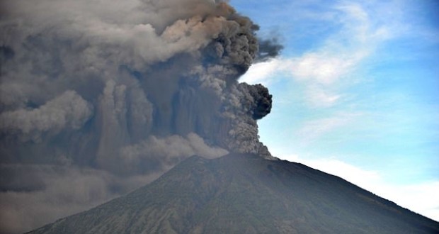 Las imágenes más impactantes de la erupción del volcán Agung en Indonesia