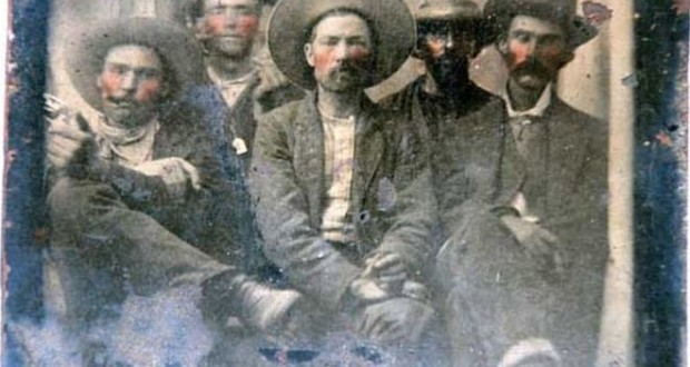 Compró foto vieja en $10; descubre que está Billy the Kid y su asesino; podría valer millones